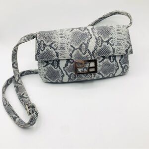 Kami & Co. Distinctive Handbags Faux Snakeskin Shoulder Bag – Gray Python Print